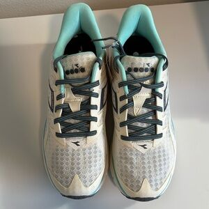 Never worn Men’s Diadora Nucelo Sneaker!